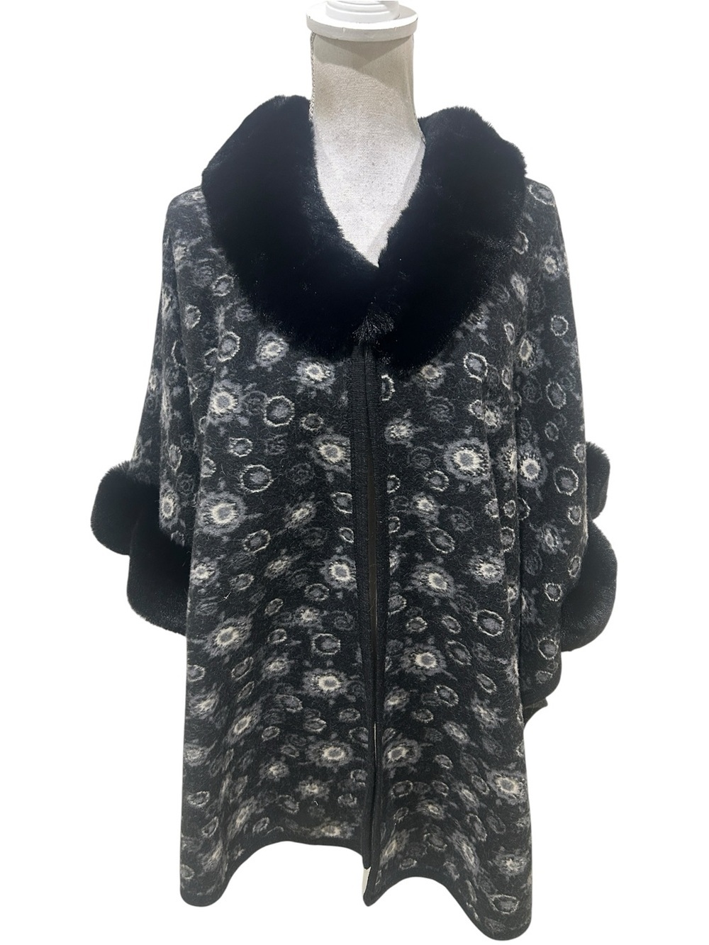 NWT unbranded Black gray Patterned Sweater Cape black Faux Fur Collar one size